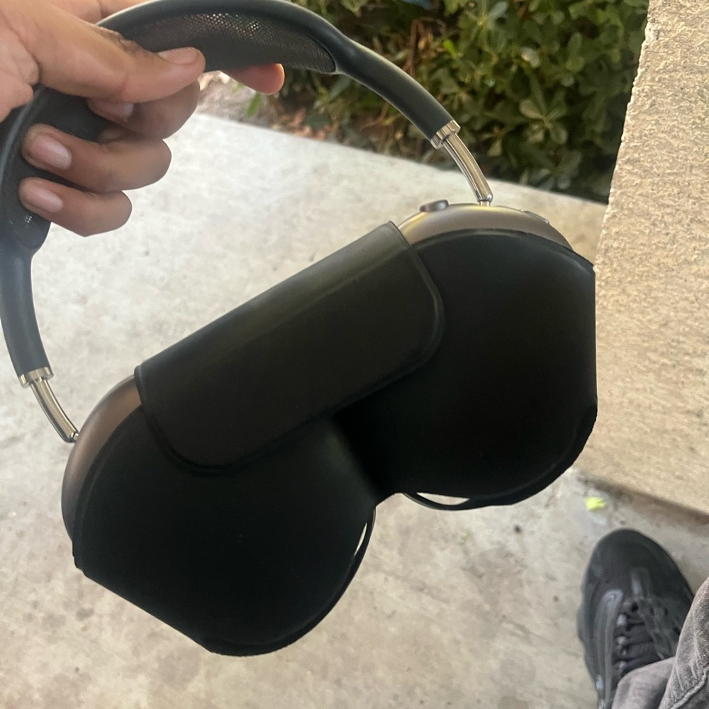Apple AirPod pro maxes